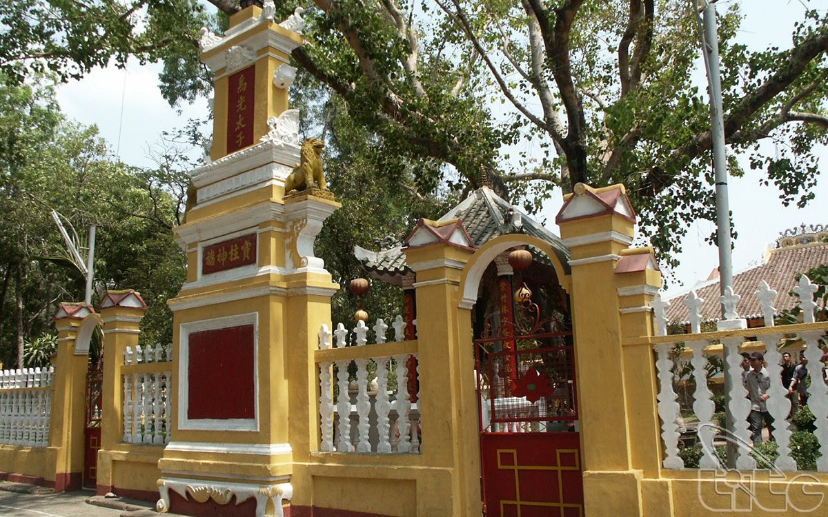 A quiet Buddhist temple nestled in a small alley